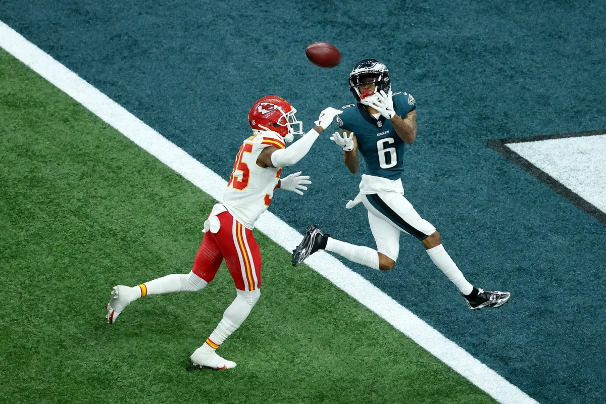 DeVonta Smith catches a touchdown pass against Jaylen Watson. 