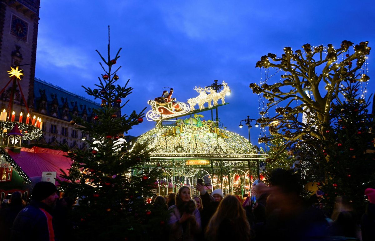 Shoppers enter the Christmas market on the second weekend of advent in Hamburg, Germany, December 3, 2022. REUTERS/Fabian Bimmer